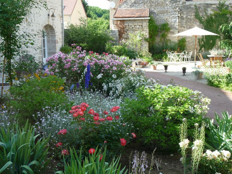 nice-garden-bnb-burgundy