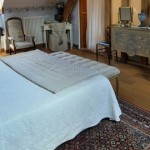 nice-bedroom-guest-house-burgundy