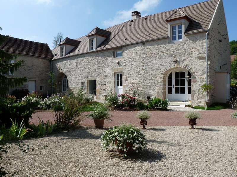 charming-guest-house-burgundy