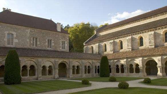 fontenay-abbey-guestroom-burgundy