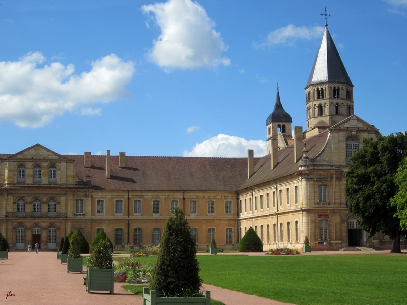 cluny-guests-rooms-burgundy